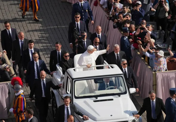Imagen que muestra al Papa León xiv en el Papamóvil
