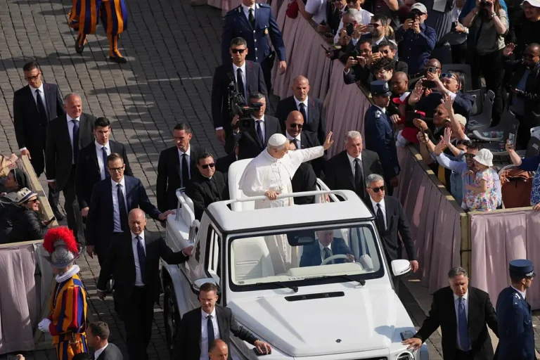 Imagen que muestra al Papa León xiv en el Papamóvil