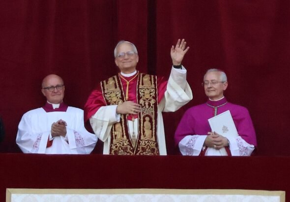Imagen que muestra al Papa León XIV saludando a los fieles