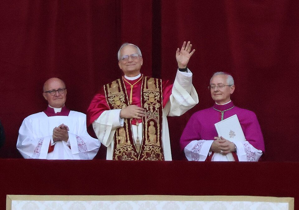 Imagen que muestra al Papa León XIV saludando a los fieles
