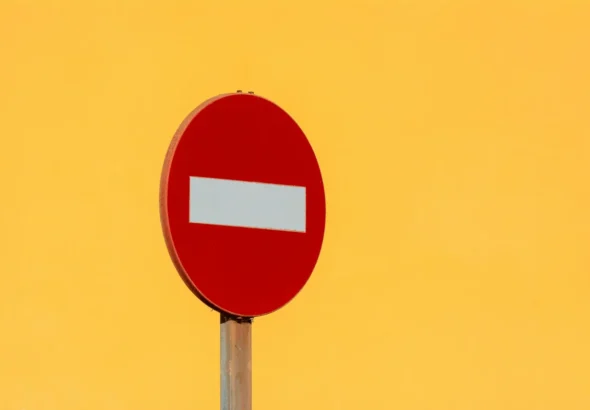 Imagen que muestra una señal de prohibido con fondo amarillo por la visita del Papa León XIV y los cortes de tráfico de Barcelona