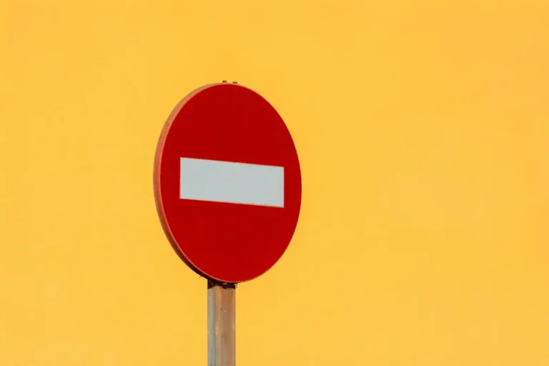 Imagen que muestra una señal de prohibido con fondo amarillo por la visita del Papa León XIV y los cortes de tráfico de Barcelona