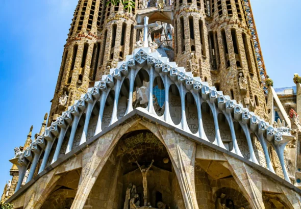 Imagen que muestra en primer plano de una parte de la Sagrada Familia en Barcelona por la visita del Papa León XIV y los cortes de tráfico