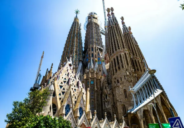 Imagen de la Sagrada Familia por la visita del Papa León a Barcelona