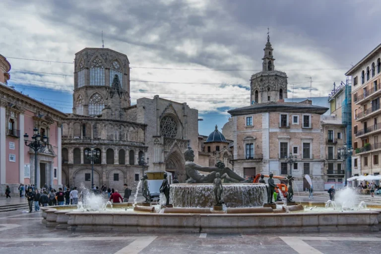 Imagen que muestra la plaza de la Virgen de Valencia para la procesión de la Mare de Déu