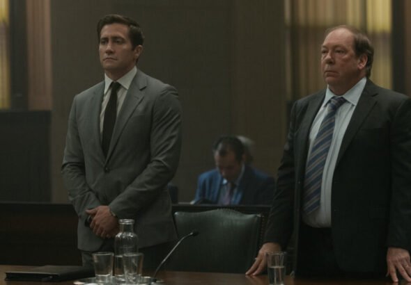 Imagen que muestra a Jake Gyllenhaal y Bill Camp en una de las escenas de Presunto Inocente, serie de estreno en Apple TV