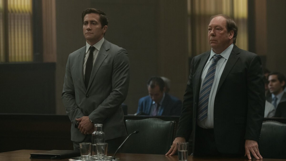 Imagen que muestra a Jake Gyllenhaal y Bill Camp en una de las escenas de Presunto Inocente, serie de estreno en Apple TV