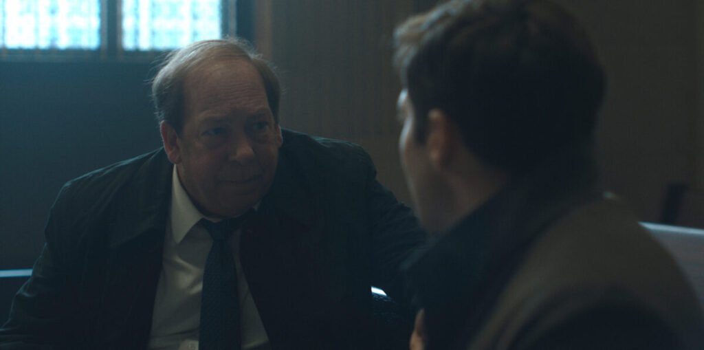 Las claves de Presunto inocente, la miniserie de misterio en Apple TV Imagen que muestra a Bill Camp y Jake Gyllenhaal en una de las escenas de la serie Presunto Inocente de estreno en Apple TV