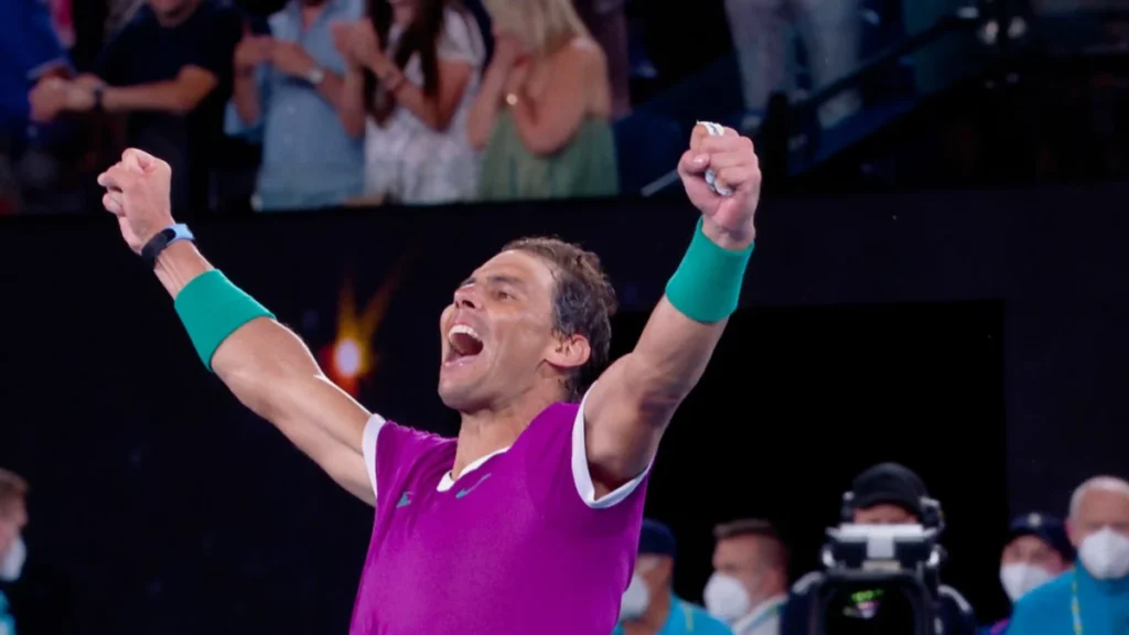 Rafa Nadal ya tiene tráiler y fecha de estreno en Netflix Imagen que muestra a Rafa Nadal celebrando un título con los dos brazos levantados