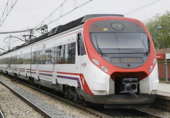 Imagen de un tren de Renfe en Madrid por la visita del Papa León XIV