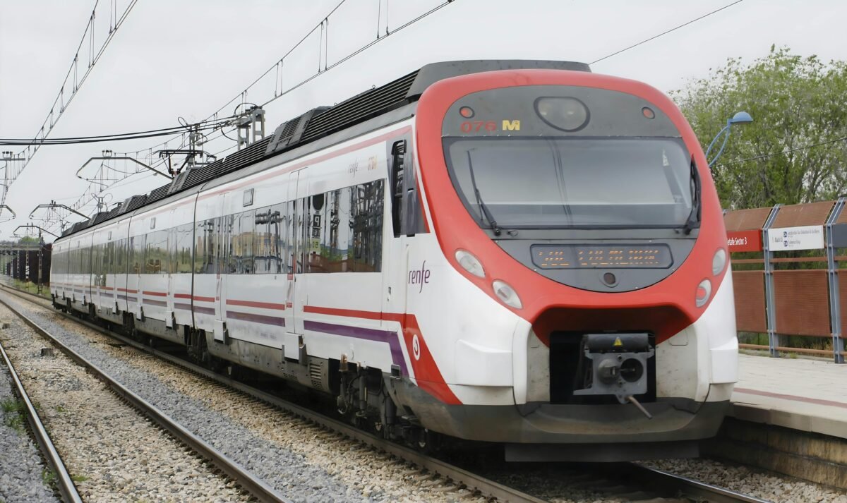 Imagen de un tren de Renfe en Madrid por la visita del Papa León XIV