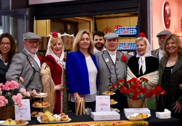 Imagen que muestra La vicealcaldesa de Madrid, Inma Sanz, acompañada de la delegada de Economía, Innovación y Hacienda, Engracia Hidalgo, y la concejala de Tetúan, Paula Gómez-Angulo, visita el mercado municipal del distrito con rosquillas