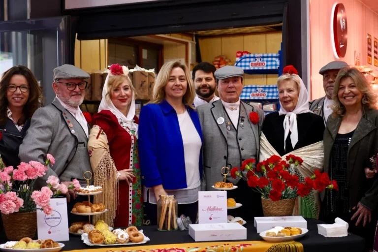 Imagen que muestra La vicealcaldesa de Madrid, Inma Sanz, acompañada de la delegada de Economía, Innovación y Hacienda, Engracia Hidalgo, y la concejala de Tetúan, Paula Gómez-Angulo, visita el mercado municipal del distrito con rosquillas