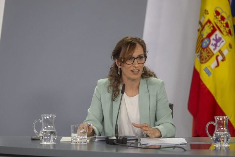 El Gobierno inyecta 56,8 millones para la salud mental en 2026 Imagen que muestra a Mónica García, Ministra de Sanidad, en la rueda de prensa anunciando nuevo presupuesto para salud mental