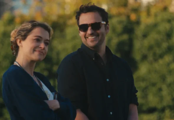 Imagen que muestra a Tatiana Maslany y Jake Johnson en Satisfacción garantizada.
