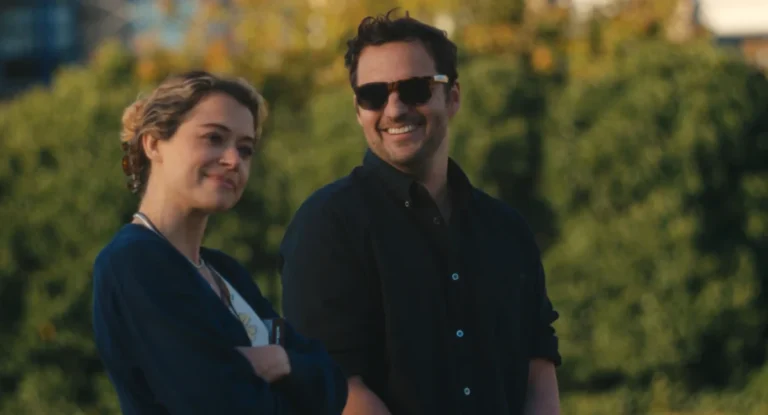 Imagen que muestra a Tatiana Maslany y Jake Johnson en Satisfacción garantizada.