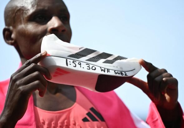 Imagen que muestra a Sebastian Sawe en el maratón de Londres con las zapatillas adizero Adios Pro Evo 3 y el tiempo record escrito