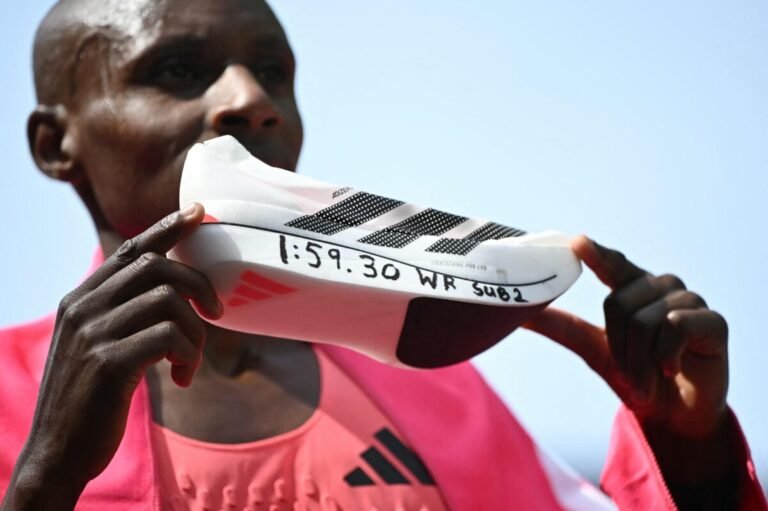 Imagen que muestra a Sebastian Sawe en el maratón de Londres con las zapatillas adizero Adios Pro Evo 3 y el tiempo record escrito