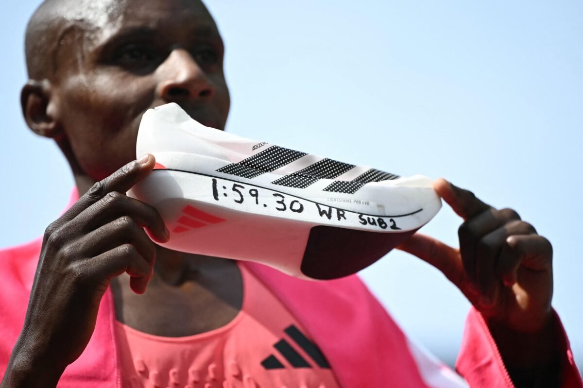 ¿Qué esconden las zapatillas que han pulverizado el crono en Londres? Imagen que muestra a Sebastian Sawe en el maratón de Londres con las zapatillas adizero Adios Pro Evo 3 y el tiempo record escrito