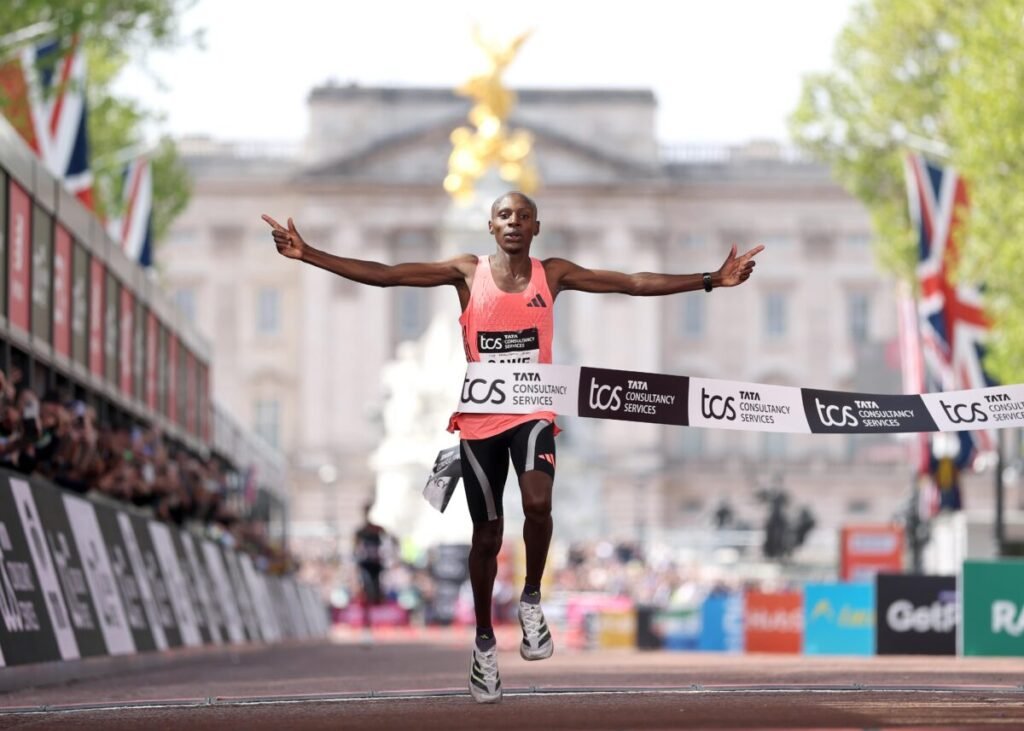 ¿Qué esconden las zapatillas que han pulverizado el crono en Londres? Imagen que muestra a Sebastian Sawe en la meta del maratón de Londres