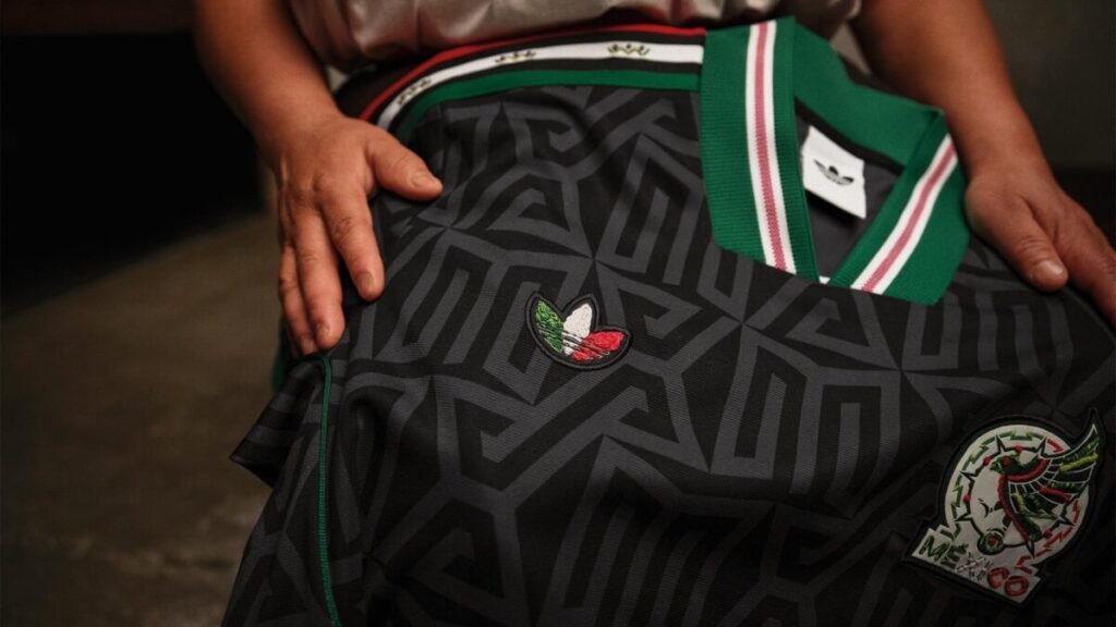 Adidas desvela la tercera equipación de México para el Mundial 2026 Imagen que muestra un primer plano de los detalles de la tercera equipación de la selección de México para el mundial