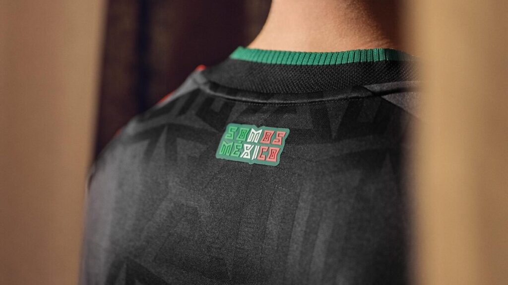 Adidas desvela la tercera equipación de México para el Mundial 2026 Imagen de los detalles de la tercera equipación de Mexico para el mundial con el detalle "somos Mexico"