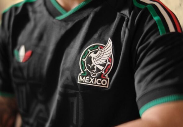 Imagen que muestra la parte frontal de arriba de la tercera equipación de la selección de méxico para el mundial