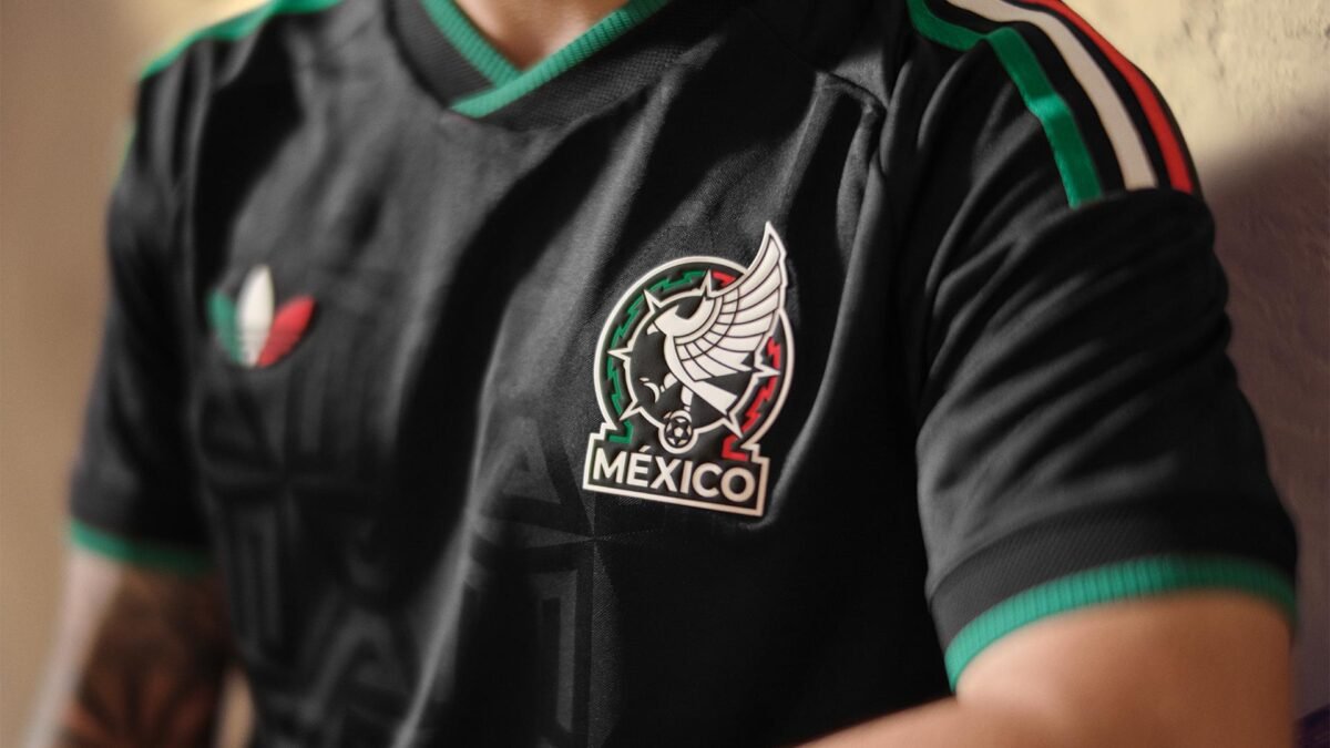 Imagen que muestra la parte frontal de arriba de la tercera equipación de la selección de méxico para el mundial
