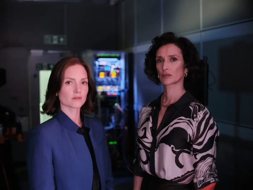 Fiebre británica en Movistar Plus: los tres estrenos clave para este junio Imagen que muestra a Holliday Grainger junto a Indira Varma en The Capture, que estrenará Movistar Plus en Junio