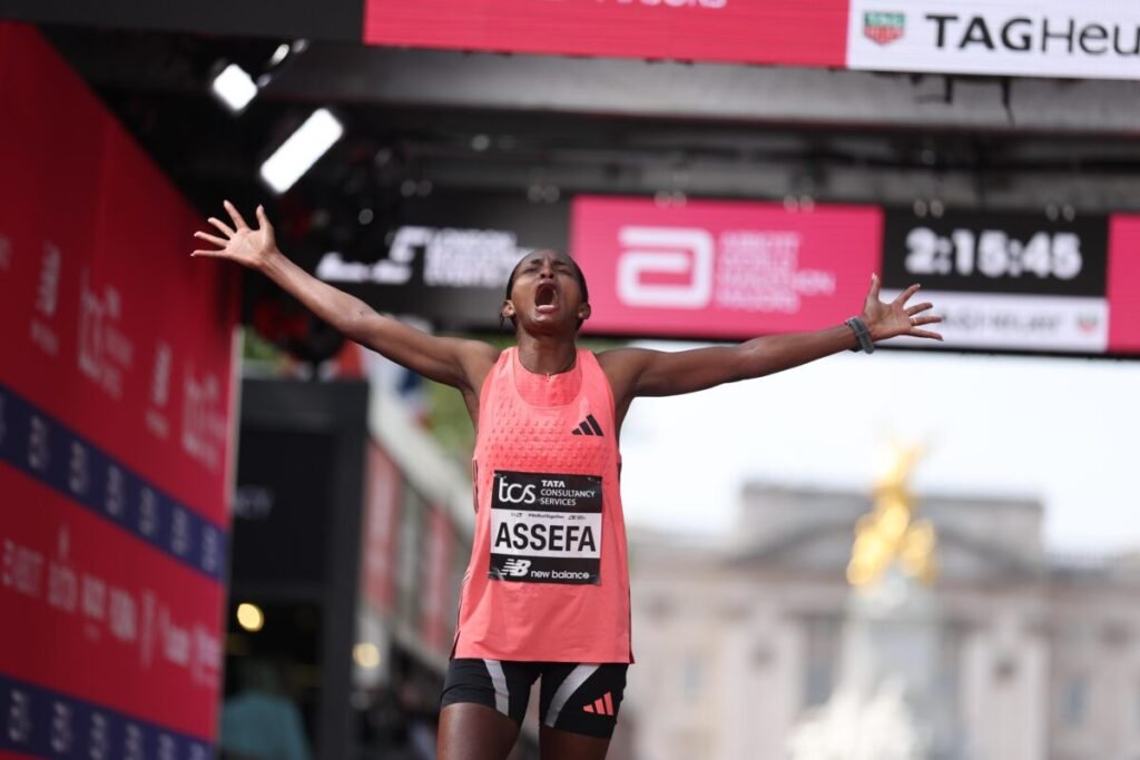 ¿Qué esconden las zapatillas que han pulverizado el crono en Londres? Imagen que muestra a la atleta Tigst Assefa en la meta del maratón de Londres