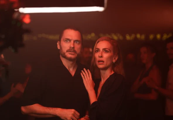Imagen que muestra a Salva Reina y Kira Miró en una de las escenas de Tres de mas con estreno el 24 de julio de 2026.