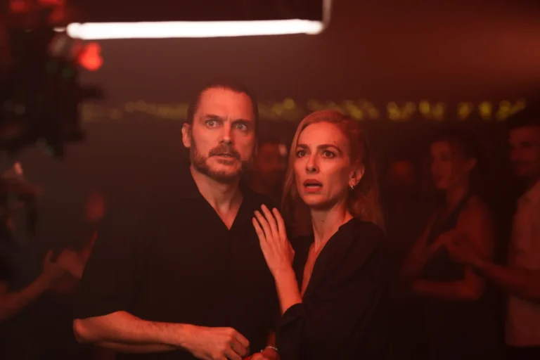 Imagen que muestra a Salva Reina y Kira Miró en una de las escenas de Tres de mas con estreno el 24 de julio de 2026.