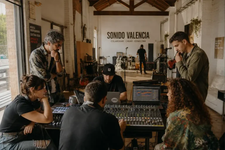 Imagen que muestra a unos músicos en su estudio creando una canción con el programa Valencia Music City de ayudas 2026