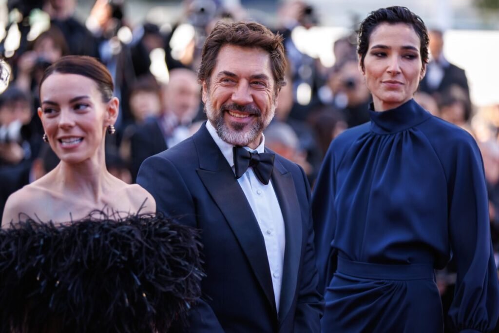 Javier Bardem y Victoria Luengo conquistan Cannes con el regreso de Sorogoyen Imagen que muestra a Victoria Luengo, Javier Bardem y la guionista Isabel Peña en el festival de cannes de 2026