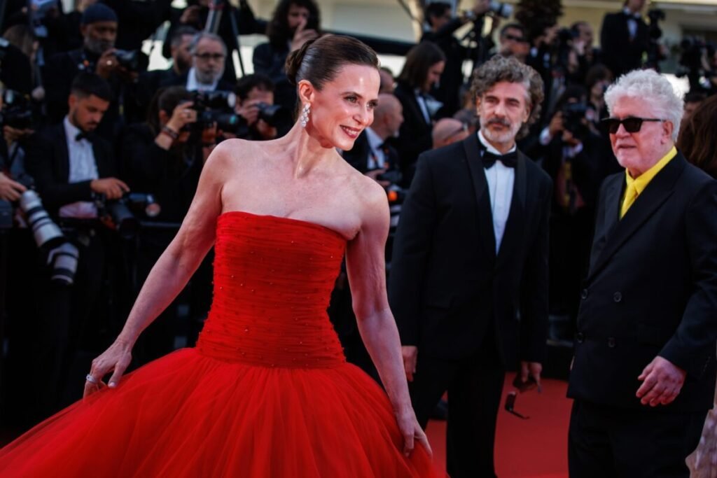 Pedro Almodóvar conquista Cannes con Amarga Navidad y ya tiene fecha en Movistar Plus Imagen del elenco de Amarga navidad en el festival de Cannes 2026