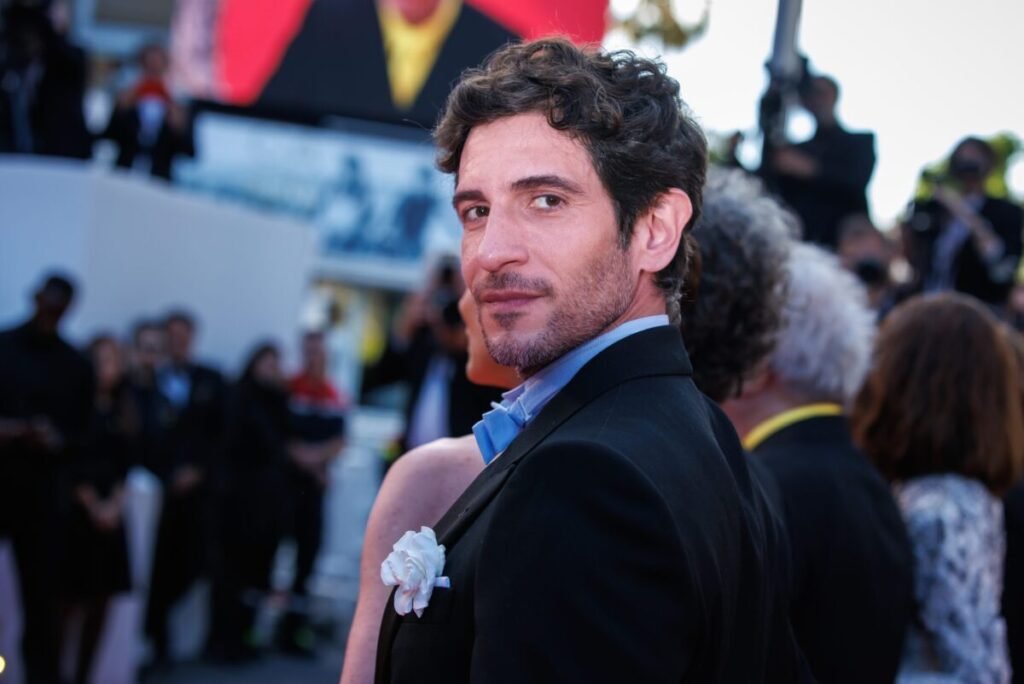 Pedro Almodóvar conquista Cannes con Amarga Navidad y ya tiene fecha en Movistar Plus Imagen Quim Gutiérrez en el festival de Cannes por Amarga Navidad 2026