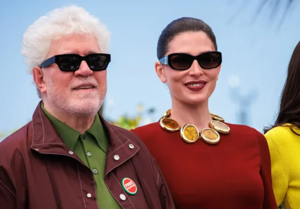 Almodóvar en una imagen en el festival de Cannes por Amarga Navidad