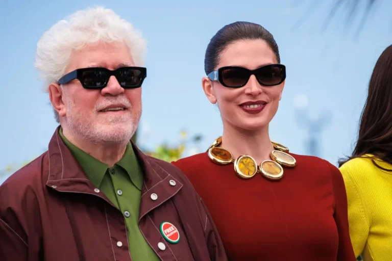 Almodóvar en una imagen en el festival de Cannes por Amarga Navidad