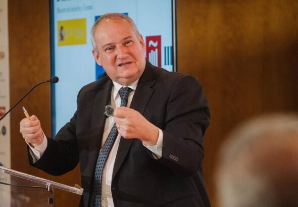 Imagen que muestra al Ministro de Industria y Turismo, Jordi Hereu en una intervención