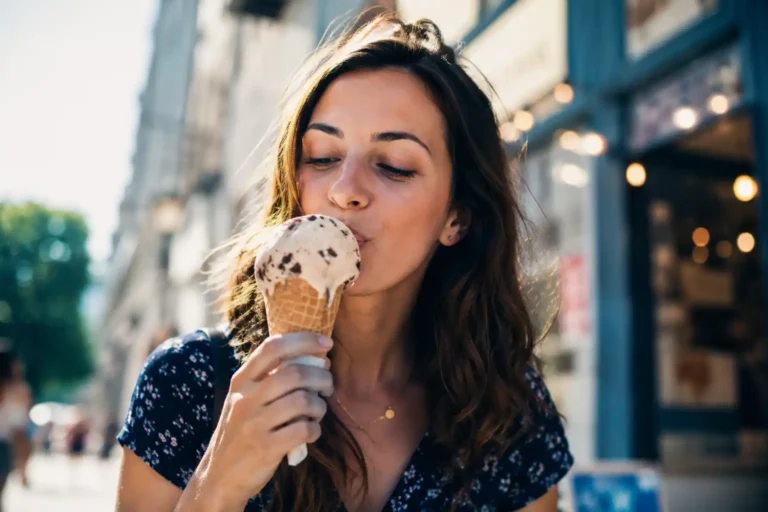 Imagen que muestra a una persona comiendo un helado en una calle soleada con el nuevo convenio froneri