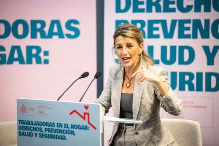 Imagen de Yolanda díaz, vicepresidenta segunda y ministra de Trabajo y Economía Social, hablando durante la clausura del acto "Trabajadoras en el hogar: derechos, prevención, salud y seguridad".