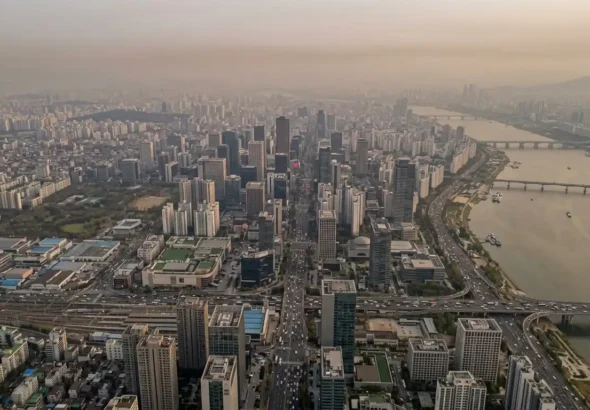 Imagen que muestra una ciudad con contaminación que provoca a la gente engordar.