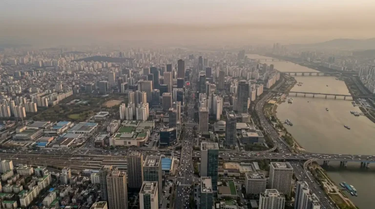 Imagen que muestra una ciudad con contaminación que provoca a la gente engordar.
