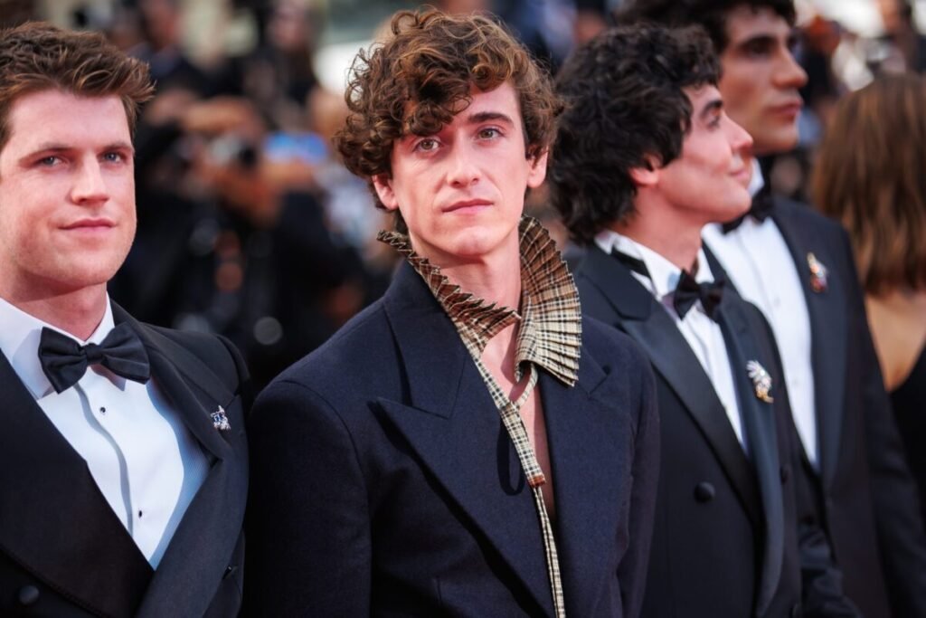 Cannes se rinde ante Los Javis y la ovación histórica a su nueva obra Imagen que muestra a Miguel Bernardeau y Guitarricadelafuente en la alfombra roja del Festival de Cannes de 2026