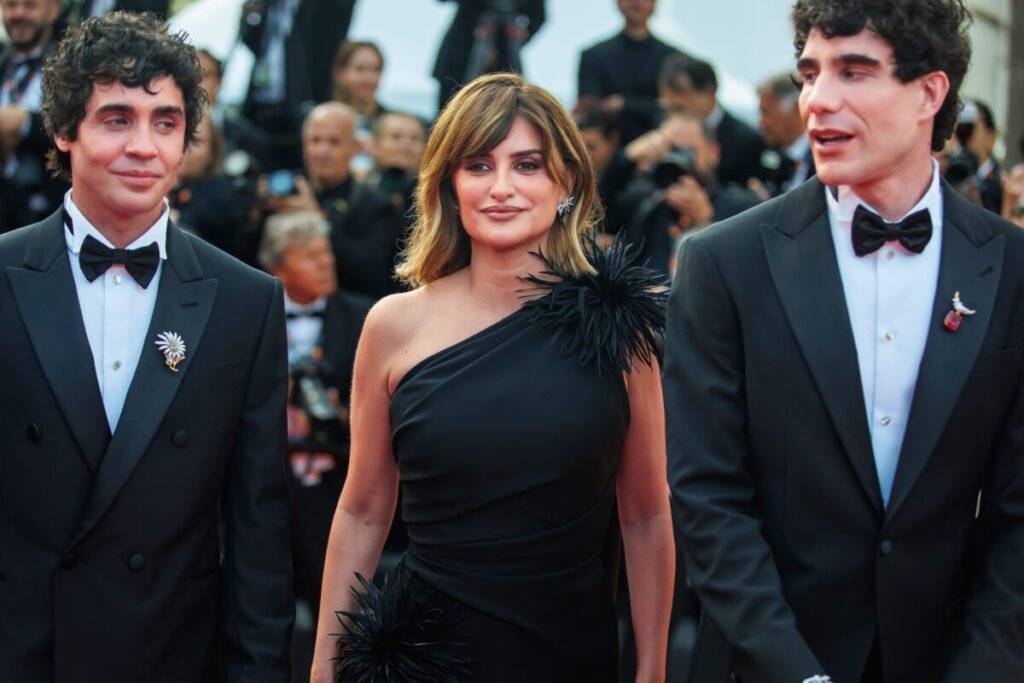 Cannes se rinde ante Los Javis y la ovación histórica a su nueva obra Imagen que muestra a Javier Calvo, Penélope Cruz, y Javier Ambrossi , desfilando en la alfombra roja del Festival de Cannes 2026