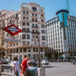 Imagen que muestra una parada del metro de madrid por la visita del Papa León XIV