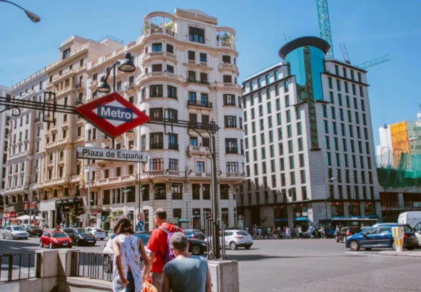 Imagen que muestra una parada del metro de madrid por la visita del Papa León XIV