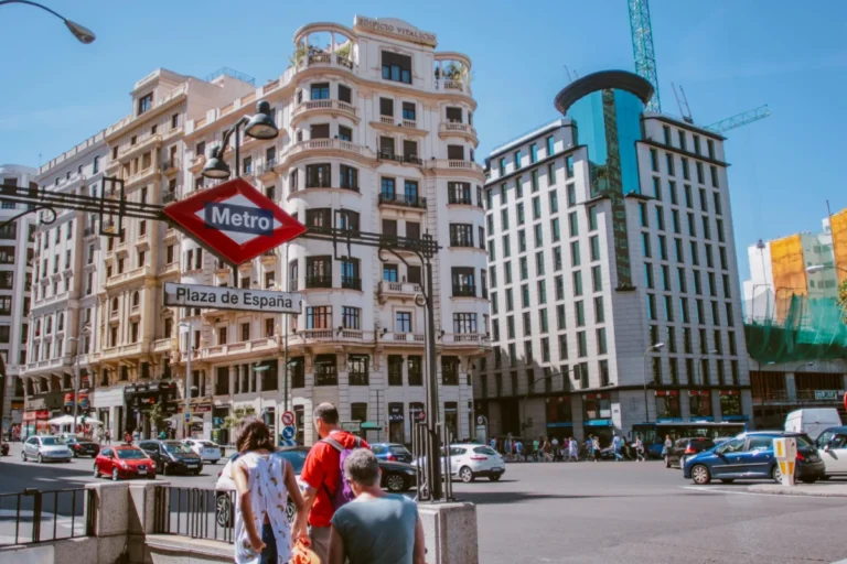 Imagen que muestra una parada del metro de madrid por la visita del Papa León XIV