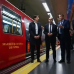 Mundial 2026 en el Metro de Madrid con el nuevo tren de la selección.