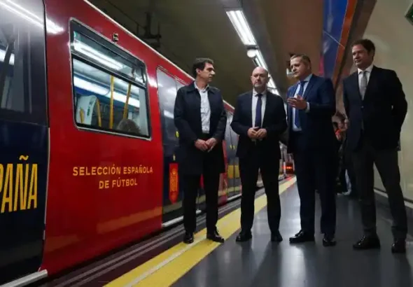 Mundial 2026 en el Metro de Madrid con el nuevo tren de la selección.